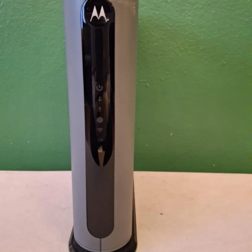 Motorola AC1900 WiFi Router 24x8 - Picture 1 of 4